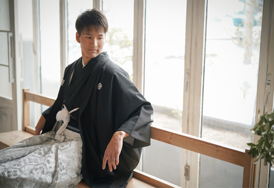 老舗店ならではの高品質な男袴を着付けのプロが美しくコーディネート